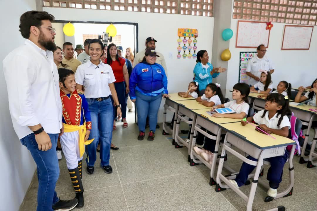 ErnestoLunaPsuv's tweet photo. Cabe destacar que hoy regresaron a las aulas más de 205 mil niños, niñas y jóvenes en las diversas instituciones educativas de Monagas.

#monagas #maturin #clases https://t.co/JYb547RQuM