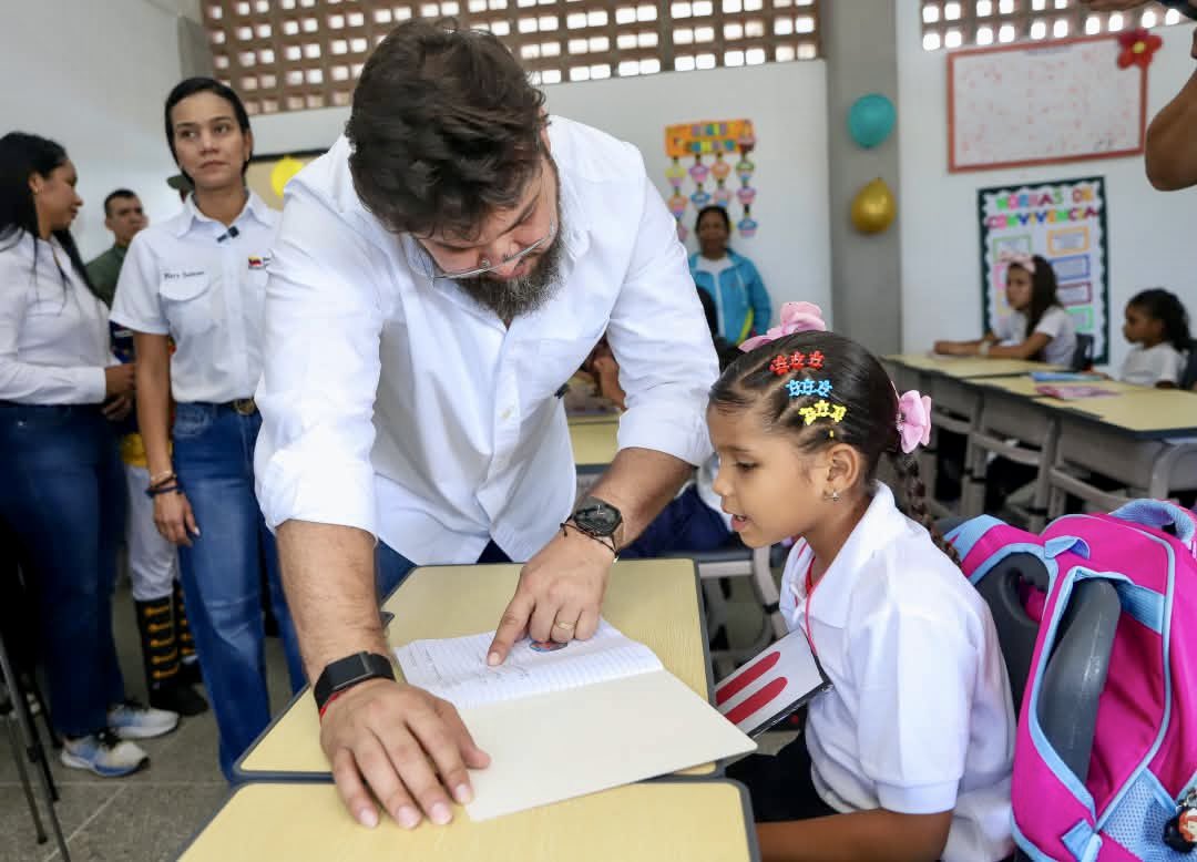 ErnestoLunaPsuv's tweet photo. Cabe destacar que hoy regresaron a las aulas más de 205 mil niños, niñas y jóvenes en las diversas instituciones educativas de Monagas.

#monagas #maturin #clases https://t.co/JYb547RQuM