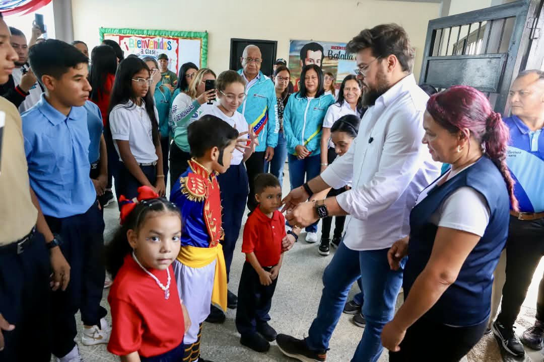 ErnestoLunaPsuv's tweet photo. Cabe destacar que hoy regresaron a las aulas más de 205 mil niños, niñas y jóvenes en las diversas instituciones educativas de Monagas.

#monagas #maturin #clases https://t.co/JYb547RQuM