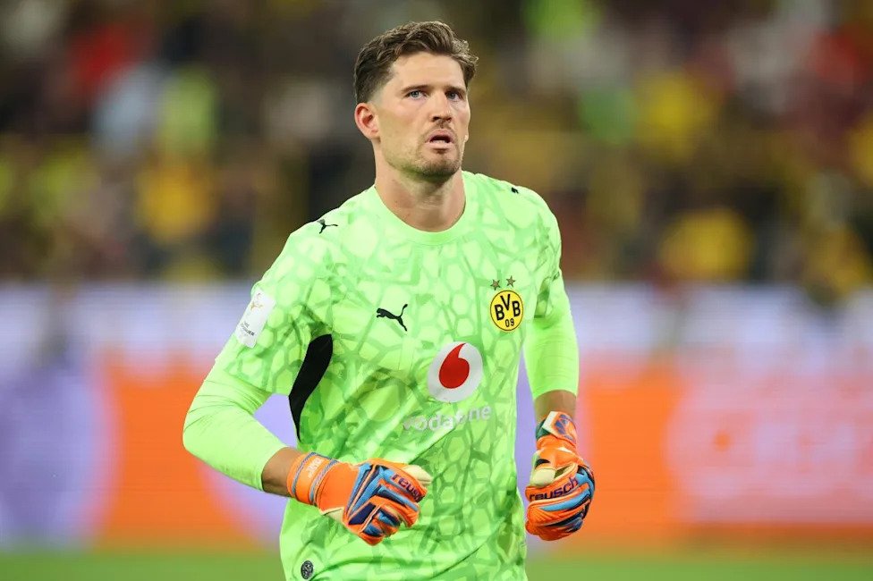 oluwapelum36597's tweet photo. 🚨🚨|JUST IN: Real Madrid are keeping an eye on Gregor Kobel, but a move isn’t close. 👀

Courtois remains their No.1 and is expected to extend until 2028. Kobel could become a serious option in the future if he eventually leaves Dortmund. 🧤🇨🇭 

@WinsLFC https://t.co/nAmKiB8Hbu