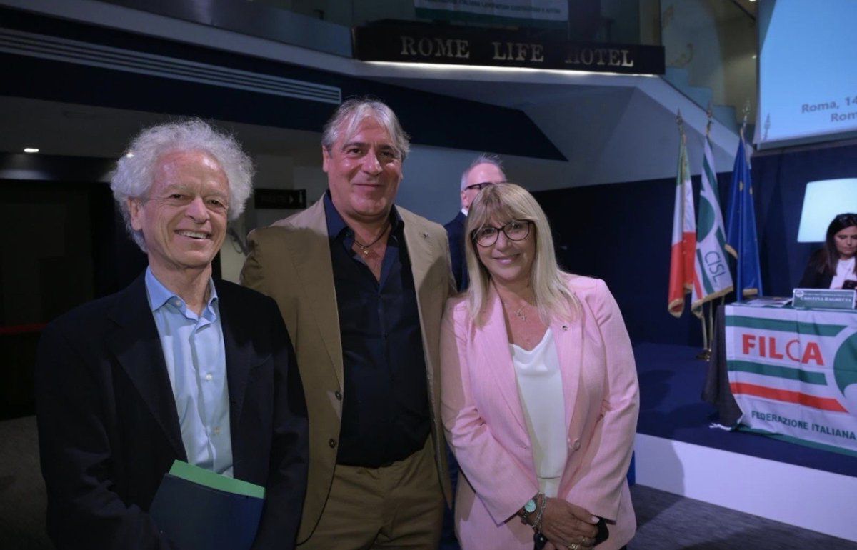 FilcaCisl's tweet photo. Oggi a Roma importante Consiglio generale della Filca-Cisl nazionale, arricchito dagli interventi del giornalista e saggista Federico Rampini e di Daniela Fumarola, segretaria generale della Cisl nazionale, che ha chiuso i lavori. 

Nella relazione introduttiva il segretario generale della Filca, Ottavio De Luca, ha sottolineato le conseguenze della situazione globale, tra conflitti e tensioni: "Non abbiamo possibilità di intervenire in modo diretto su quello che sta accadendo nel mondo, ma sicuramente possiamo spingere il Governo a mettere in campo azioni e strumenti per ridurre i disagi di famiglie e imprese, penso al caro bollette e al caro materiali. Non possono essere sempre i soliti a pagare, bisogna tutelare i salari, difendere le pensioni, sostenere le imprese sane".