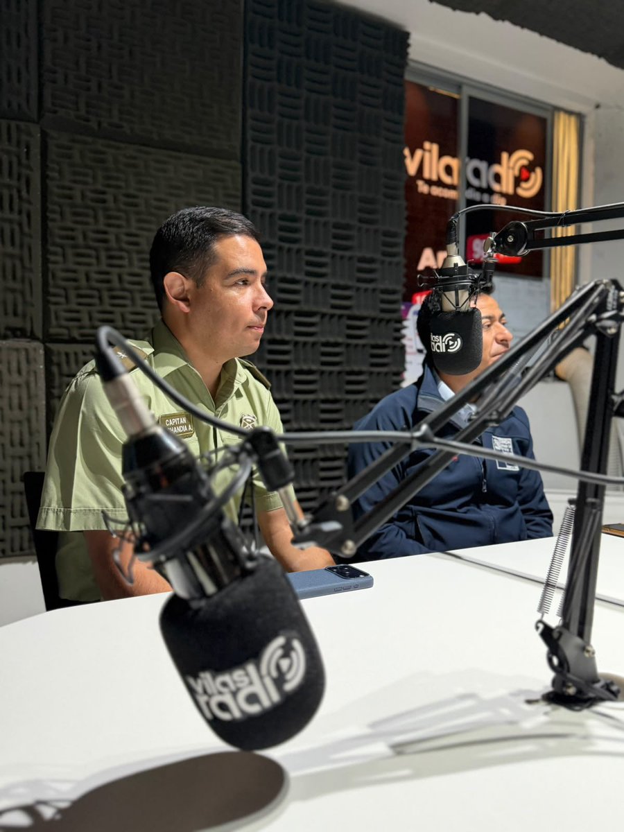 CarabArica's tweet photo. Junto a #Senda, Carabineros de la #Siat informa sobre el despliegue institucional para brindar seguridad durante las fiestas patrias: En #VilasRadio, las autoridades llamaron a la prevención de accidentes y entregaron recomendaciones 🇨🇱🚨👮🏼‍♂️ https://t.co/3GHNhpLkvV