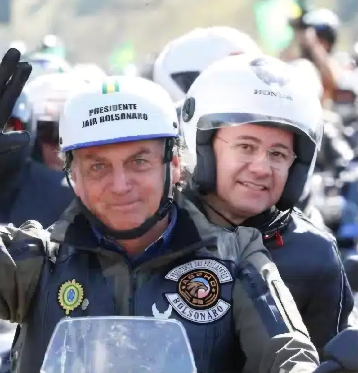 zappaannaz's tweet photo. Na imagem, Cesinha Madureira investigado pela PF por vender sentenças e intermediar encontro de Mendonça com Vorcaro
O outro é um presidiário https://t.co/r19zOH7Dni