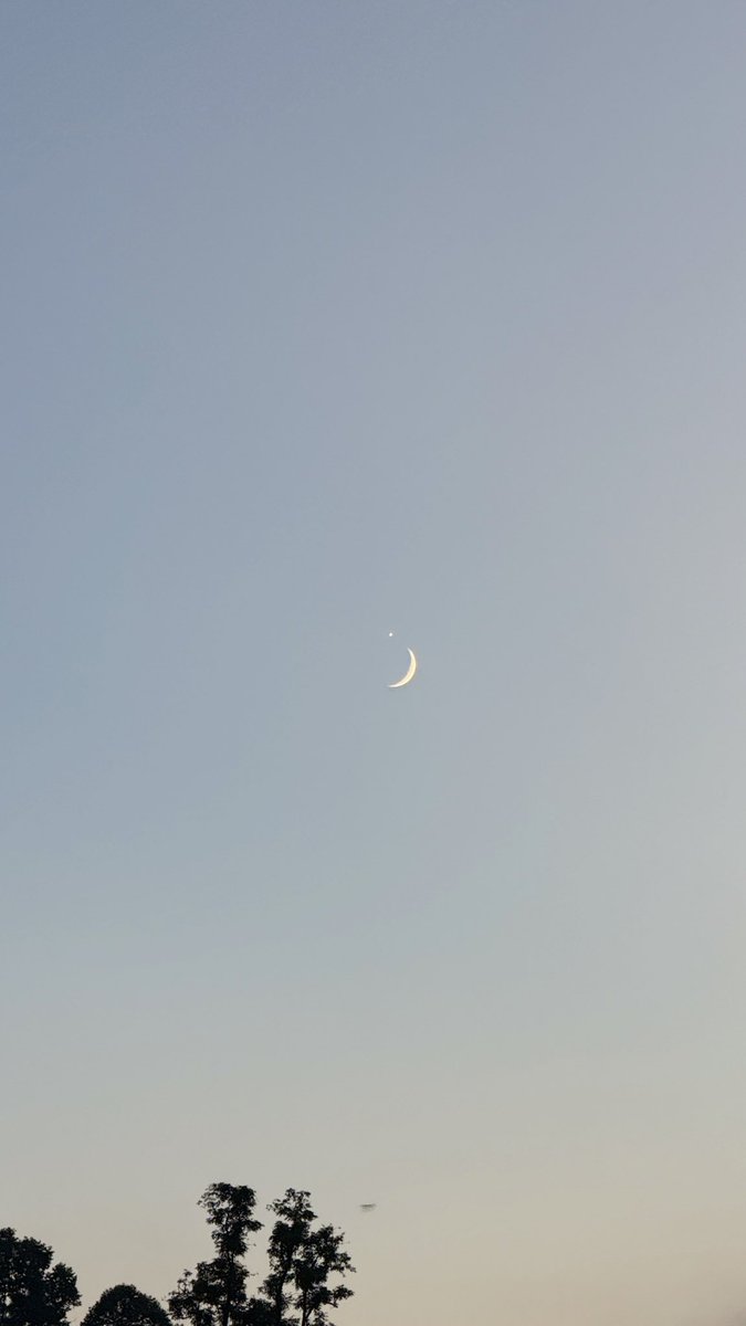 Maheessshhhhh's tweet photo. Moon and venus🌝
#moonvenus #chand
#moonandvenus https://t.co/AfjJ0Vy1FE