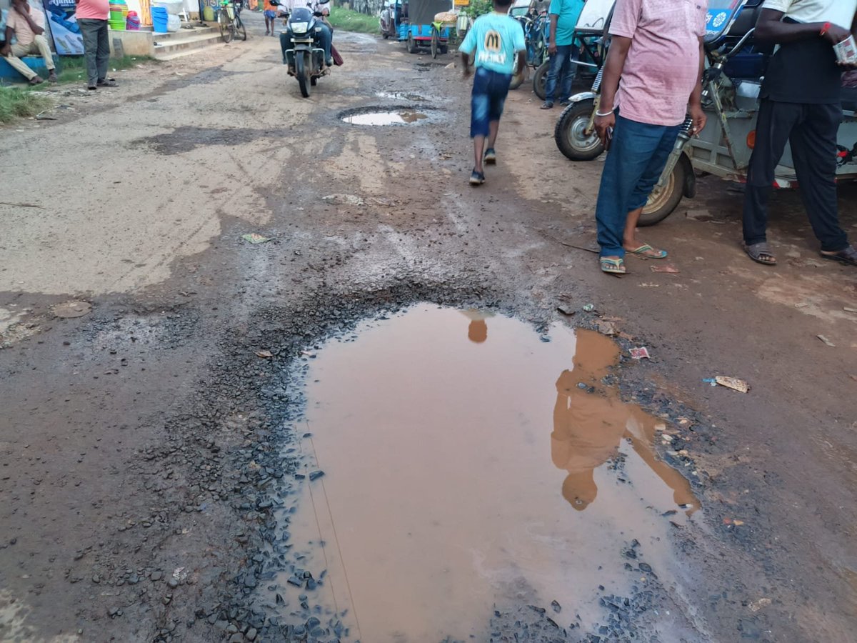 VdSumit's tweet photo. Worst Condition of Ring Road from Radhamohanpur East railgate to Sankar Tea stall( Starting point of PMGSY-RADHAMOHONPUR-BALICHOK ROAD)--- daily more then 5000 people facing lots of problem for it. No @RailMinIndia taking care on this issue. Humble request @RailwaySeva @rpfpcpku https://t.co/XcYTzEyQZ4