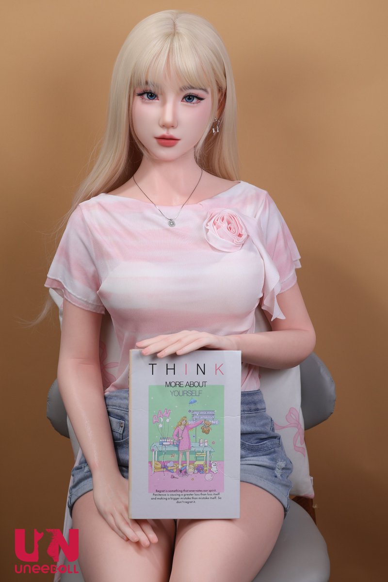 uneedollfficial's tweet photo. Soft as moonlight, sweet at first sight. 🌙🌸
Aria pairs beautifully with our 155 cm textured silicone body—delicate curves, lifelike skin details, and an effortlessly charming presence.
#Uneedoll  #SiliconeDoll https://t.co/nol55D1qzQ