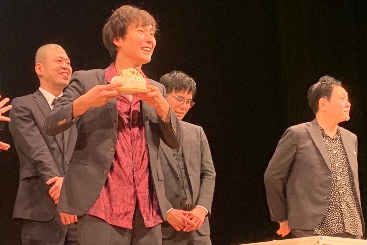 TuruMyFt2's tweet photo. オジサンズ8全国ツアー 大阪公演
笑いすぎてお腹痛くなる程、楽しくてあっという間でした！今回マシンガンズがネタ中もですが、企画の時も回答をめぐり滝沢さんと西堀さんが笑い合っていたのが印象的でした😊EDで滝沢さんにバースデーケーキ🎂当日会場でお祝いできて嬉しかったです🥰
#オジサンズ8大阪 https://t.co/9xKVtYIgSd