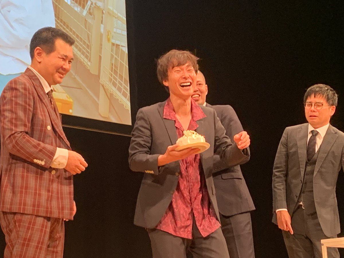 TuruMyFt2's tweet photo. オジサンズ8全国ツアー 大阪公演
笑いすぎてお腹痛くなる程、楽しくてあっという間でした！今回マシンガンズがネタ中もですが、企画の時も回答をめぐり滝沢さんと西堀さんが笑い合っていたのが印象的でした😊EDで滝沢さんにバースデーケーキ🎂当日会場でお祝いできて嬉しかったです🥰
#オジサンズ8大阪 https://t.co/9xKVtYIgSd