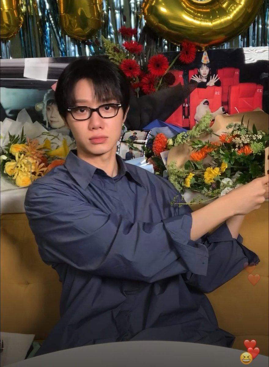 luvs2hs's tweet photo. 안경 쓴 현상이가 너무 좋으면 어떻게 해야돼?
진심 급함 https://t.co/NNHU49Z396