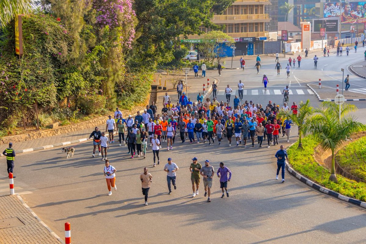 nkurunzizamose's tweet photo. Siporo rusange ituma abantu bahura, bakagira umuco wo gukora siporo, bakarushaho kugira imbaraga no gutekereza ku buzima bwabo. 💪🇷🇼
Umujyi ufite abaturage bafite ubuzima bwiza ni umujyi ufite ejo hazaza heza.  dukomeze ubuzima bwiza! 🏃‍♀️🏃‍♂️
#KigaliYacu #BeatNCDs #HeheNicyuma https://t.co/dcLwkFIlpA