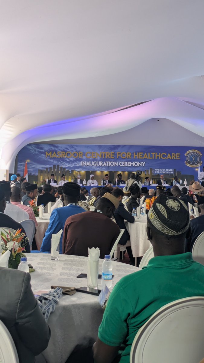 MasroorCentre's tweet photo. @HFI1995 @Healthcare_HF @HumanityFirstUK @humanityfirst The evening has begun with the recitation of the Holy Quran.
The ceremony is joined by people from more than 25 countries.
#MCH_Inauguration https://t.co/QoI8FEJp9P