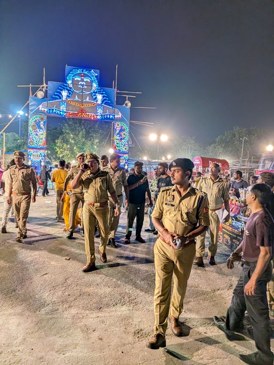 dcpcentrallko's tweet photo. #Lucknow_police_on_duty

🕉️ श्रद्धालुओं की सुरक्षा एवं शांतिपूर्ण उत्सव के लिए लखनऊ पुलिस सदैव तत्पर। 🚔
गणेश चतुर्थी के अवसर पर एसीपी महानगर एवं थाना हसनगंज पुलिस टीम द्वारा झूलेलाल पार्क में पैदल गश्त कर सुरक्षा व्यवस्था का जायजा लिया गया।
#GaneshChaturthi
@lkopolice 
@Uppolice https://t.co/fKlFNP9zE7