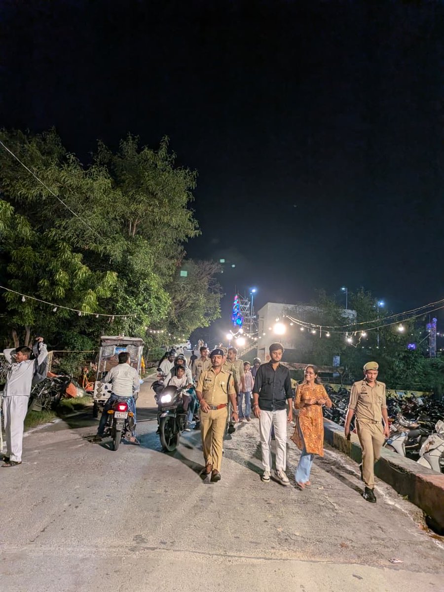 dcpcentrallko's tweet photo. #Lucknow_police_on_duty

🕉️ श्रद्धालुओं की सुरक्षा एवं शांतिपूर्ण उत्सव के लिए लखनऊ पुलिस सदैव तत्पर। 🚔
गणेश चतुर्थी के अवसर पर एसीपी महानगर एवं थाना हसनगंज पुलिस टीम द्वारा झूलेलाल पार्क में पैदल गश्त कर सुरक्षा व्यवस्था का जायजा लिया गया।
#GaneshChaturthi
@lkopolice 
@Uppolice https://t.co/fKlFNP9zE7