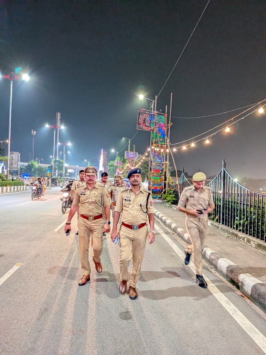 dcpcentrallko's tweet photo. #Lucknow_police_on_duty

🕉️ श्रद्धालुओं की सुरक्षा एवं शांतिपूर्ण उत्सव के लिए लखनऊ पुलिस सदैव तत्पर। 🚔
गणेश चतुर्थी के अवसर पर एसीपी महानगर एवं थाना हसनगंज पुलिस टीम द्वारा झूलेलाल पार्क में पैदल गश्त कर सुरक्षा व्यवस्था का जायजा लिया गया।
#GaneshChaturthi
@lkopolice 
@Uppolice https://t.co/fKlFNP9zE7