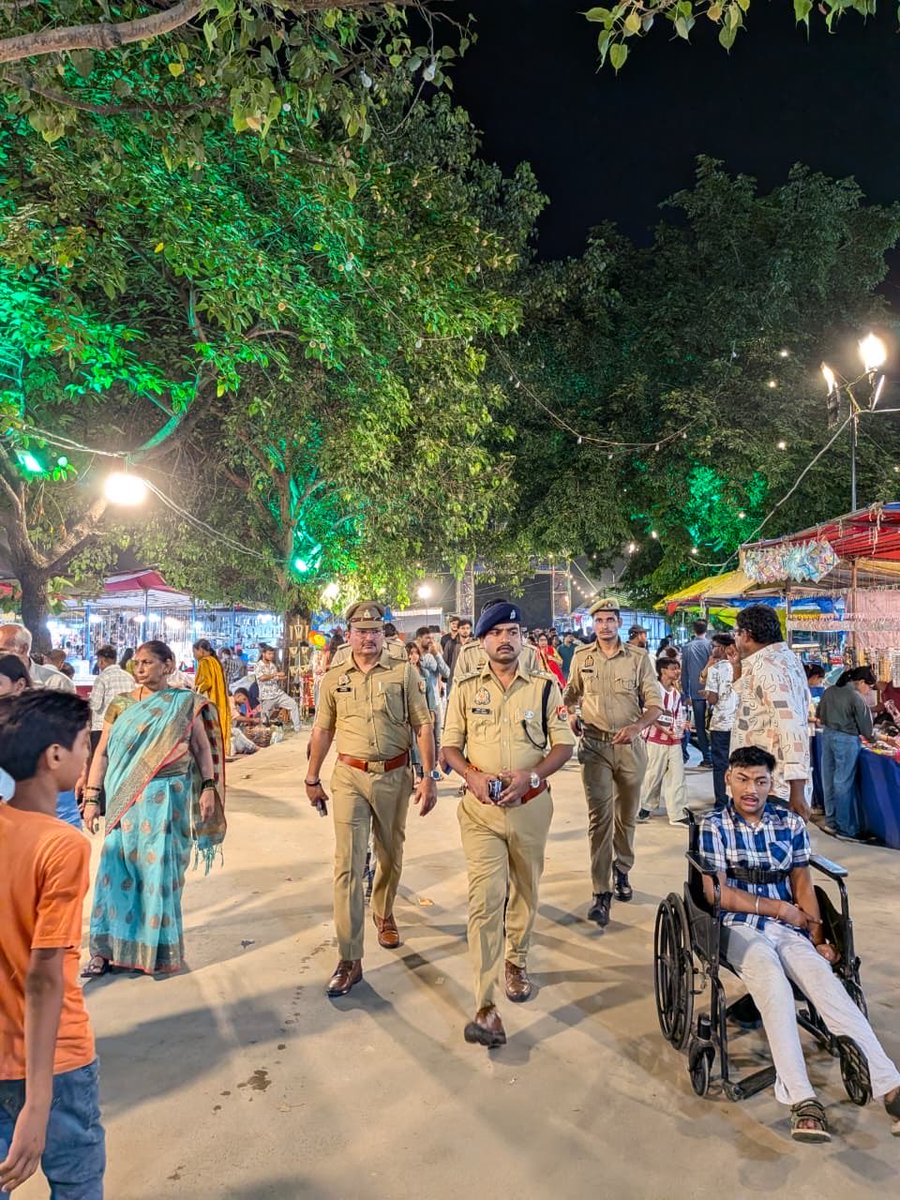 dcpcentrallko's tweet photo. #Lucknow_police_on_duty

🕉️ श्रद्धालुओं की सुरक्षा एवं शांतिपूर्ण उत्सव के लिए लखनऊ पुलिस सदैव तत्पर। 🚔
गणेश चतुर्थी के अवसर पर एसीपी महानगर एवं थाना हसनगंज पुलिस टीम द्वारा झूलेलाल पार्क में पैदल गश्त कर सुरक्षा व्यवस्था का जायजा लिया गया।
#GaneshChaturthi
@lkopolice 
@Uppolice https://t.co/fKlFNP9zE7