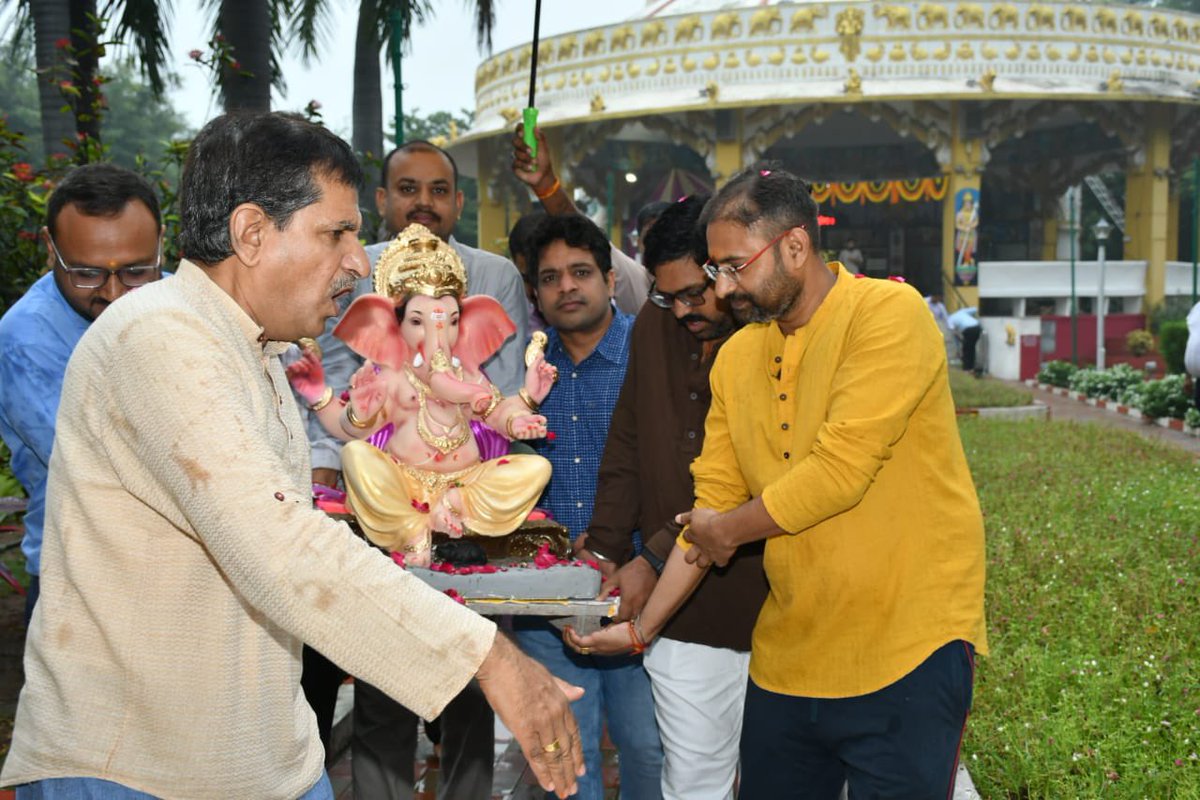 pksingh_iffco's tweet photo. आज इफको कलोल के कस्तूरीनगर मंदिर में ढोल-ताशों की मंगल ध्वनि और पूर्ण श्रद्धा के साथ विघ्नहर्ता भगवान श्री गणेश जी का भव्य स्वागत एवं शुभ स्थापना हुई। प्रार्थना है कि बप्पा कस्तूरीनगर परिवार के जीवन में सदैव सुख, समृद्धि और शांति बनाए रखें। 🙏🌺

गणपति बप्पा मोरया!
#गणेशोत्सव #IFFCOKalol