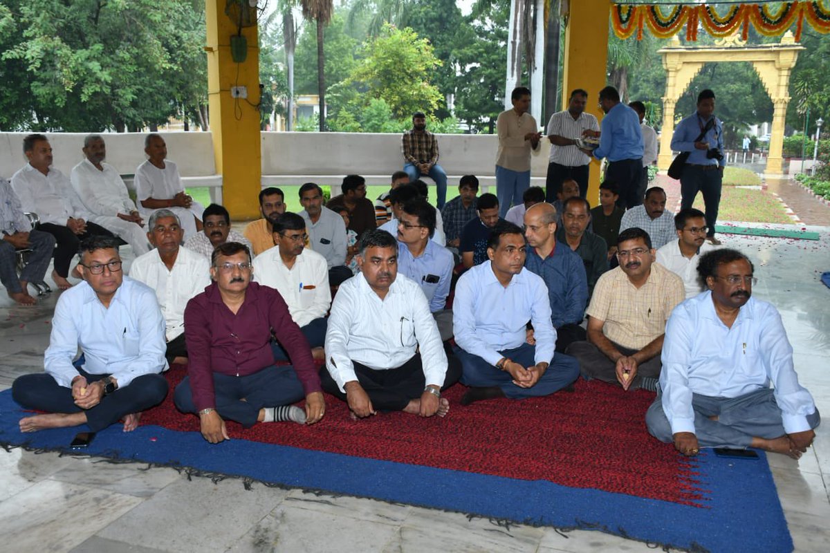 pksingh_iffco's tweet photo. आज इफको कलोल के कस्तूरीनगर मंदिर में ढोल-ताशों की मंगल ध्वनि और पूर्ण श्रद्धा के साथ विघ्नहर्ता भगवान श्री गणेश जी का भव्य स्वागत एवं शुभ स्थापना हुई। प्रार्थना है कि बप्पा कस्तूरीनगर परिवार के जीवन में सदैव सुख, समृद्धि और शांति बनाए रखें। 🙏🌺

गणपति बप्पा मोरया!
#गणेशोत्सव #IFFCOKalol