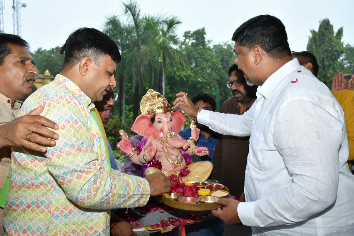 pksingh_iffco's tweet photo. आज इफको कलोल के कस्तूरीनगर मंदिर में ढोल-ताशों की मंगल ध्वनि और पूर्ण श्रद्धा के साथ विघ्नहर्ता भगवान श्री गणेश जी का भव्य स्वागत एवं शुभ स्थापना हुई। प्रार्थना है कि बप्पा कस्तूरीनगर परिवार के जीवन में सदैव सुख, समृद्धि और शांति बनाए रखें। 🙏🌺

गणपति बप्पा मोरया!
#गणेशोत्सव #IFFCOKalol