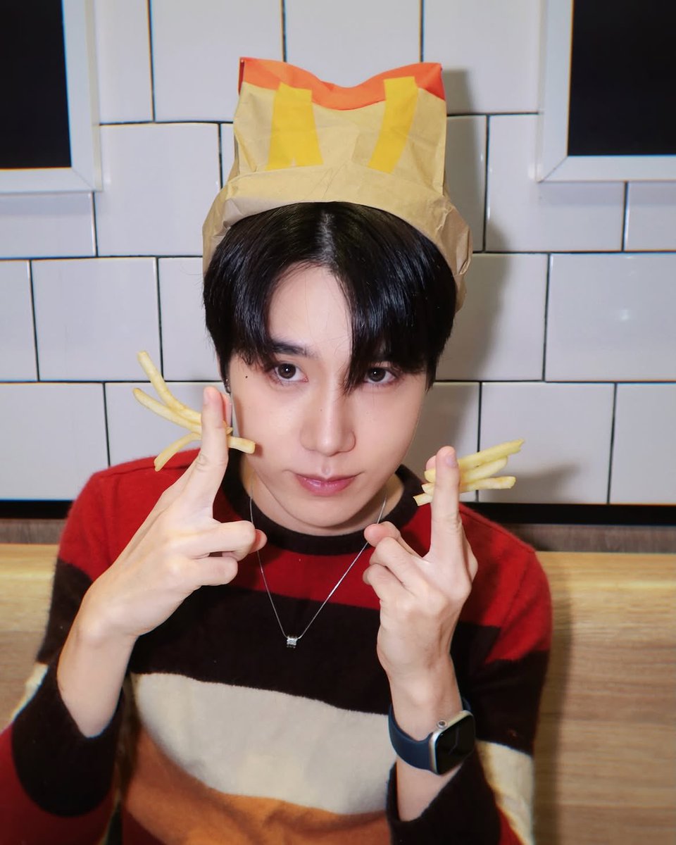 Petchpigz_JFC's tweet photo. petchpigz IG 14.09.2026 更新
①🐱🍟
https://t.co/S2ZkYl1vN2
マクドナルドのフレンチフライや紙袋で猫ちゃんになるトレンド。Petch🐱可愛すぎる…❤️💛
#Petchpigz #ลูกหมูของเพชร
#Mckitty #trend https://t.co/nDN5qQIqff