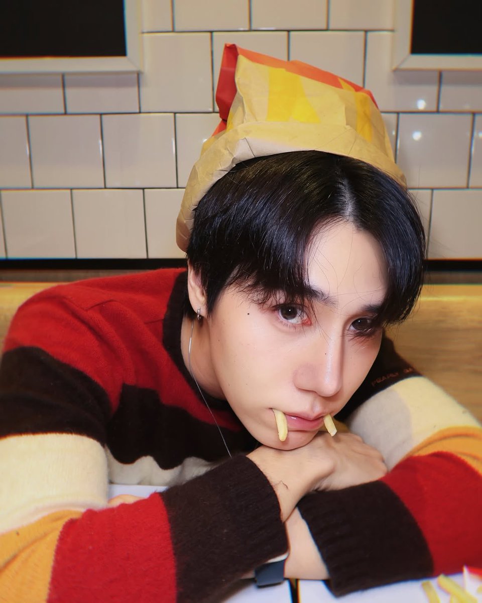 Petchpigz_JFC's tweet photo. petchpigz IG 14.09.2026 更新
①🐱🍟
https://t.co/S2ZkYl1vN2
マクドナルドのフレンチフライや紙袋で猫ちゃんになるトレンド。Petch🐱可愛すぎる…❤️💛
#Petchpigz #ลูกหมูของเพชร
#Mckitty #trend https://t.co/nDN5qQIqff