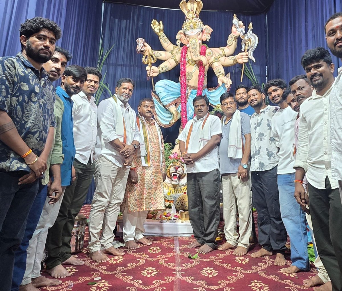 pole_srikanth's tweet photo. *వినాయక చవితి సందర్బంగా*
ఈ రోజు సుభాష్ నగర్ డివిజన్ లోని వీర గణపతి యూత్ (VGY)ఆధ్వర్యంలో ఏర్పాటు చేసిన వినాయక మండపం లో మొదటి పూజ లో పాల్గొని ఆ స్వామి వారి ఆశీస్సులు తీసుకున్న డివిజన్ BRS పార్టీ అధ్యక్షులు పోలె శ్రీకాంత్ గారు. https://t.co/BA7TVSVu0N
