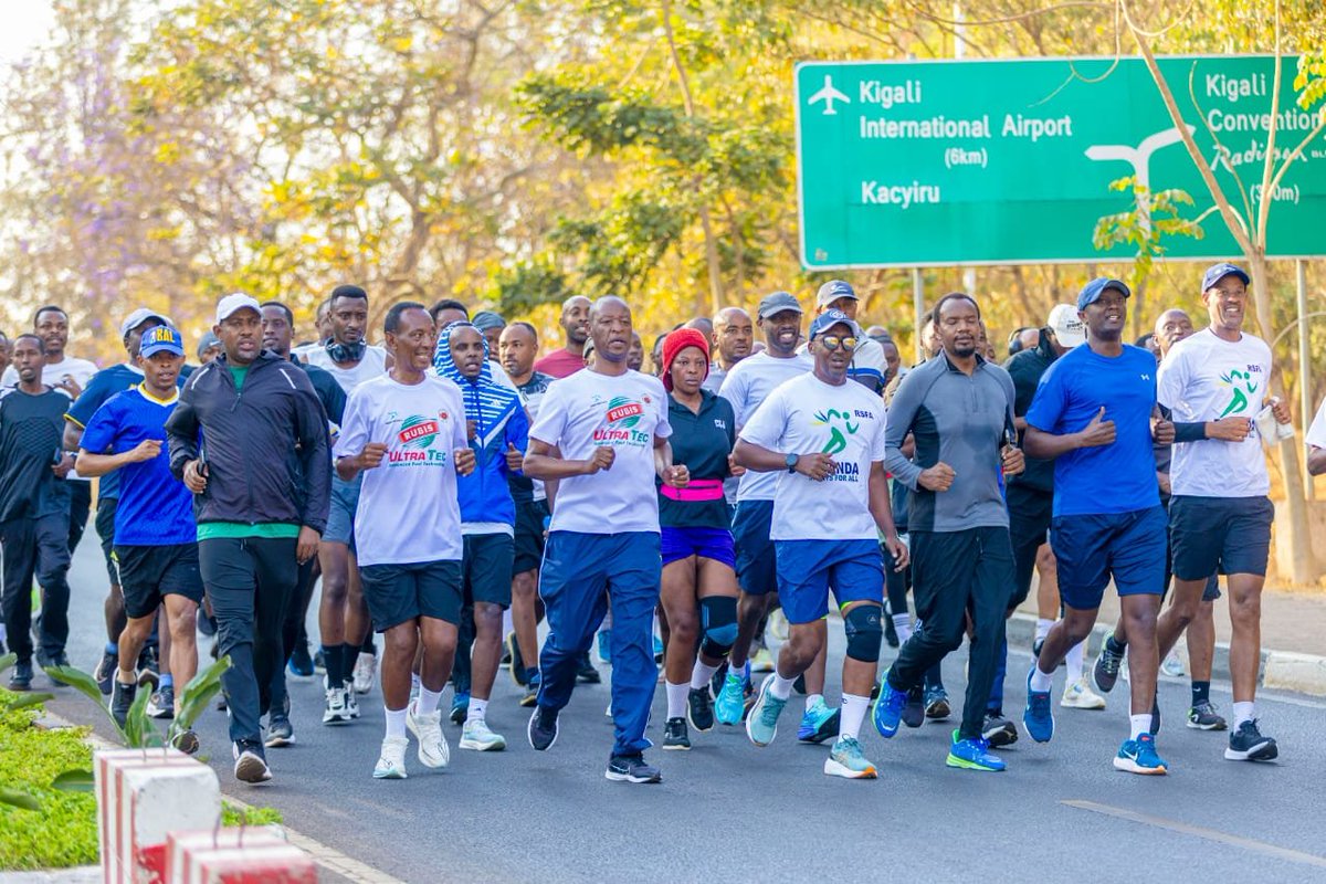 nkurunzizamose's tweet photo. Siporo rusange ituma abantu bahura, bakagira umuco wo gukora siporo, bakarushaho kugira imbaraga no gutekereza ku buzima bwabo. 💪🇷🇼
Umujyi ufite abaturage bafite ubuzima bwiza ni umujyi ufite ejo hazaza heza.  dukomeze ubuzima bwiza! 🏃‍♀️🏃‍♂️
#KigaliYacu #BeatNCDs #HeheNicyuma https://t.co/dcLwkFIlpA