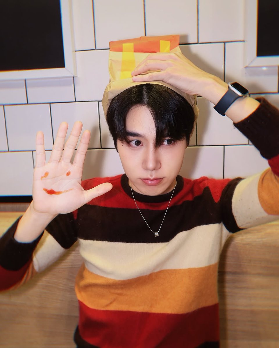 Petchpigz_JFC's tweet photo. petchpigz IG 14.09.2026 更新
①🐱🍟
https://t.co/S2ZkYl1vN2
マクドナルドのフレンチフライや紙袋で猫ちゃんになるトレンド。Petch🐱可愛すぎる…❤️💛
#Petchpigz #ลูกหมูของเพชร
#Mckitty #trend https://t.co/nDN5qQIqff