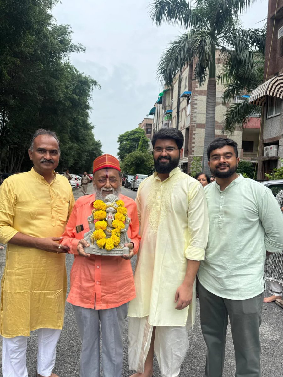 Vishnu_Jain1's tweet photo. गणपति बप्पा मोरया, मंगलमूर्ति मोरया, पुढ़च्यावर्षी लवकरया।
भगवान श्री गणेश जी से प्रार्थना है कि वे अपने सभी भक्तों को सुख, शांति और उत्तम स्वास्थ्य का आशीर्वाद दें।🌸🙏 https://t.co/yNELzktMMr