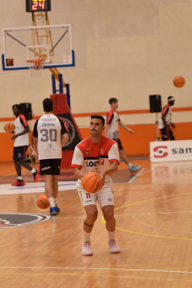 LogroBasketClub's tweet photo. Una de las mejores noticias del partido en Azpeitia fue el debut de Isma en la categoría. Tras mucho tiempo recuperándose de una lesión, los de ayer fueron sus primeros minutos en #SegundaFEB. Después de ir creciendo junto al club durante estos años fue una alegría para todos. https://t.co/7CjBQG2NRZ