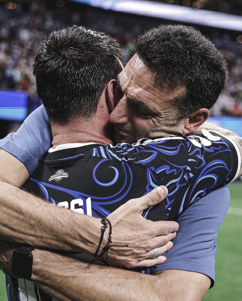 AlbicelesteTalk's tweet photo. (🌕) There is a hope of seeing Lionel Messi play an official match in Argentina, in front of the home fans, one last time. 

It is true that Leo has already made it clear that he has retired from the national team, but there is a farewell that everyone wants. @hernanclaus @DiarioOle 🚨🇦🇷