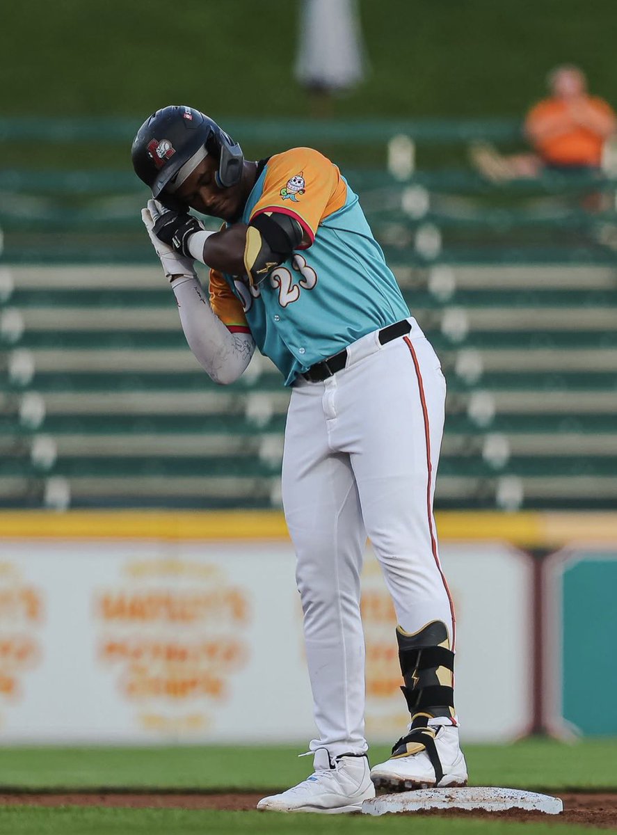 AlScott1998's tweet photo. Murf Gray in his debut pro season 

126 GP 
.305 BA (34th in MiLB)
.969 OPS (12th)
32 HR (13th)
97 RBI (t-19th)

📸: @AltoonaCurve https://t.co/zTpVsmCgyB