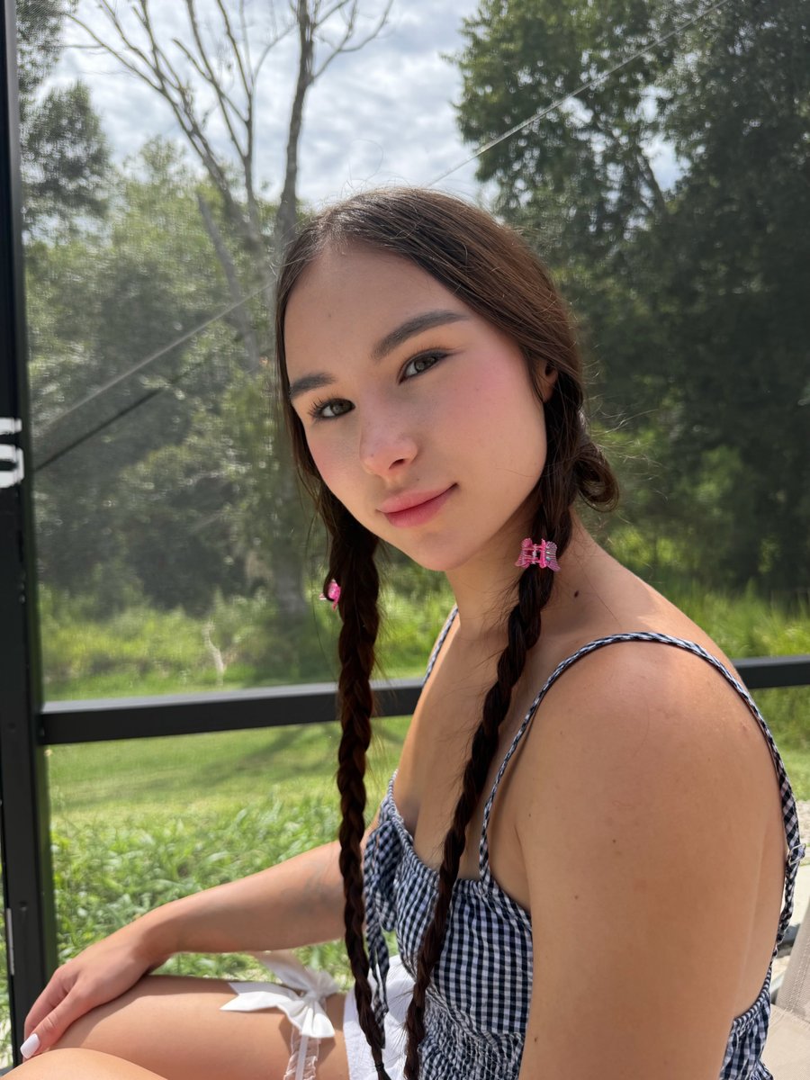 Valercherry's tweet photo. i think i'll stay a little longer 🥰 https://t.co/6Mk69pmgcT