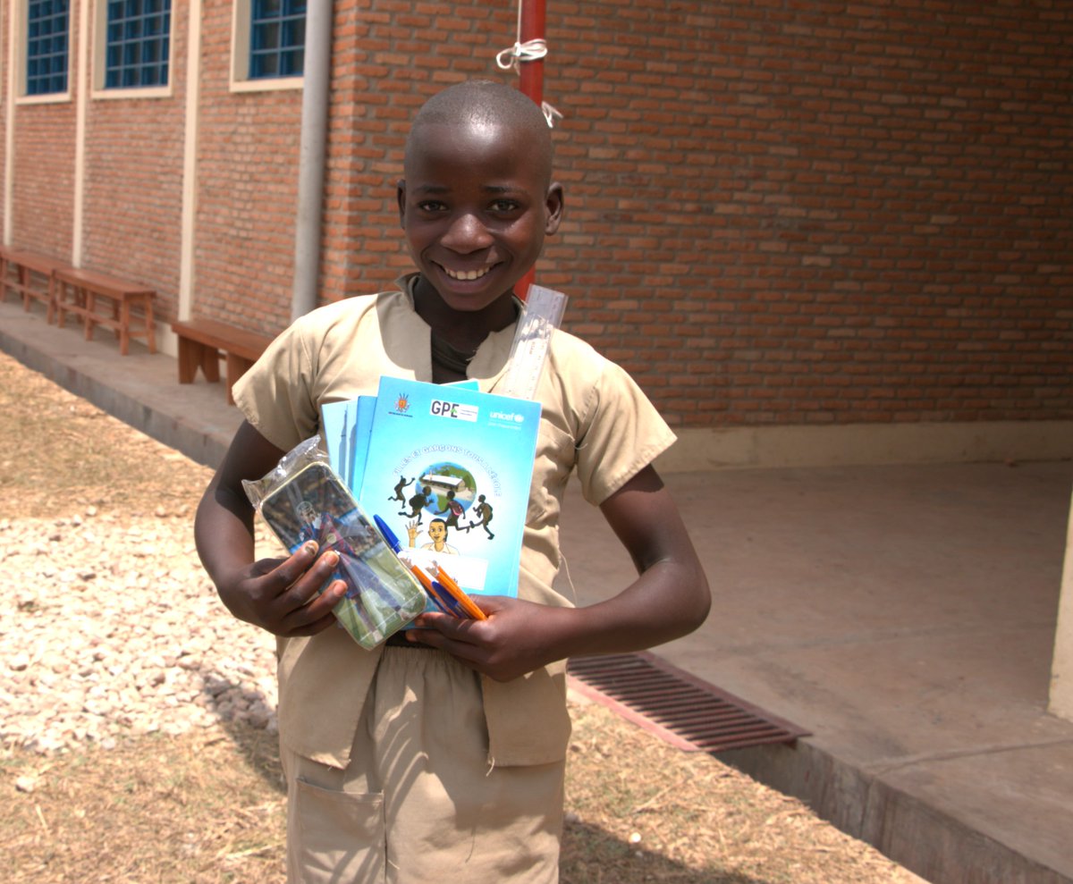 UNICEF_Burundi's tweet photo. Rentrée scolaire 2026-2027 officiellement lancée au Burundi!
A cette occasion, @MENRS4, avec l'appui de @UNICEF &amp; @gpforeducation, a lancé la campagne #BackToSchool, grâce à laquelle plus de 80 000 enfants parmi les plus vulnérables bénéficieront de fournitures scolaires de base. https://t.co/3u5b4jzfhB