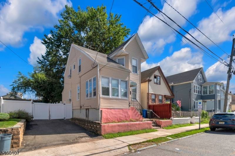 NaeemBoucher's tweet photo. New Listing: 256 Edmund Ave, Paterson City. 5 bedrooms, 1.5 baths, full basement and private backyard. $399,000. Schedule a showing! #NewListing
https://t.co/jB7hh7CWXk https://t.co/qfWswFocR4