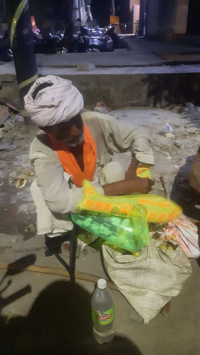 ALOKNYADAV11's tweet photo. जरूरतमंद से समान खरीदने पर समान के साथ- साथ लाखों दुआएँ फ्री  में मिलती हैं I

दुआएँ लेते चले I https://t.co/dJBKenh74N