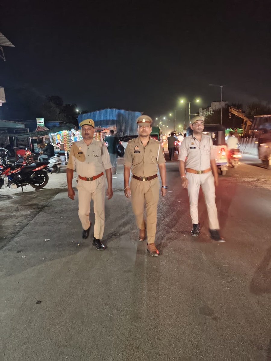 dcpcentrallko's tweet photo. #Lucknow_Police🚔

@LkoCp के निर्देशन में @dcpcentrallko के नेतृत्व में #सुरक्षा_व्यवस्था हेतु। थाना मानकनगर पुलिस टीम द्वारा #मॉल/#वाहन/#मार्केट/#मार्गों/#चौराहों/ पर #पैदल_गश्त/सघन चैकिंग कर रखी जा रही सतर्क दृष्टि।

@dgpup
@adgzonelucknow
@lkopolice https://t.co/XWOdiKTMyz