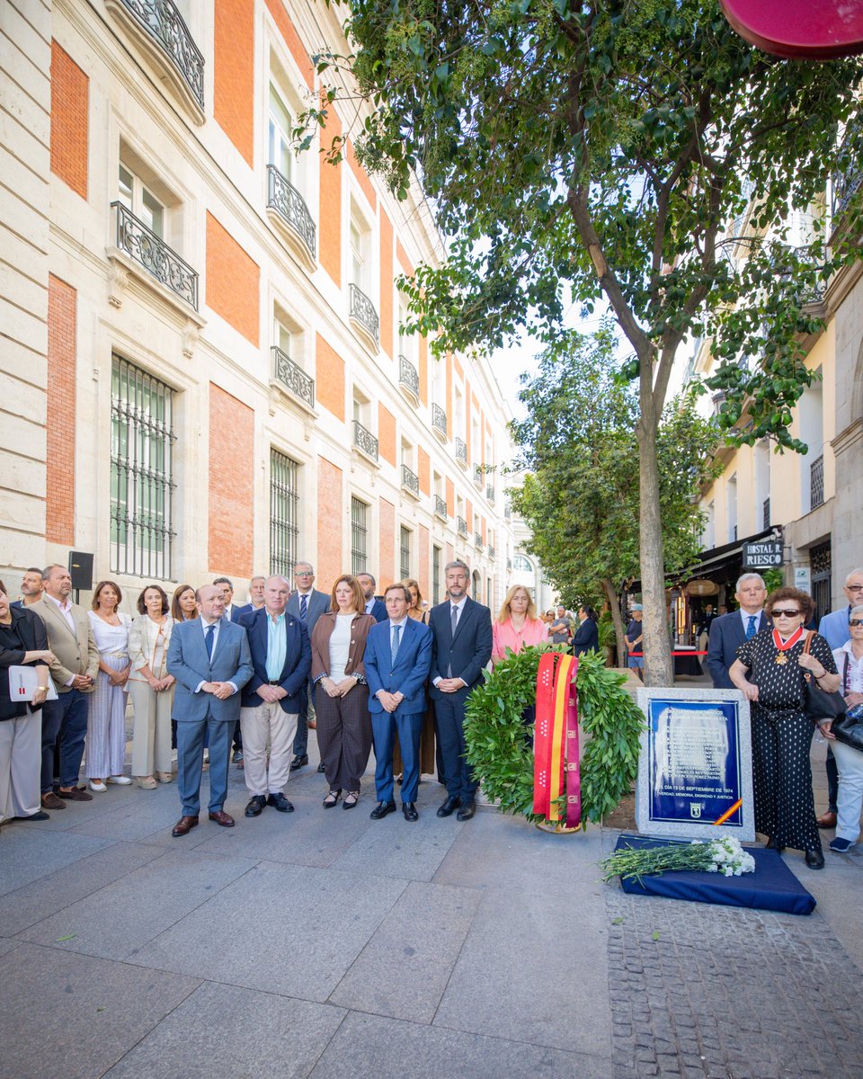 Ortega_Smith's tweet photo. Hoy hemos asistido al descubrimiento del monolito en memoria de las 13 personas asesinadas por la banda criminal de extrema izquierda ETA en la cafetería Rolando, en la calle del Correo, y al homenaje a los guardias civiles Antonio Molina y Juan Aguilar, cuya valentía impidió que llegaran a Madrid 130 kilos de explosivos destinados a nuevos atentados.

Dos héroes que salvaron tantas vidas poniendo en riesgo las suyas. Una entrega y un sacrificio que España debe recordar siempre.

Verdad, Memoria, Dignidad y Justicia.