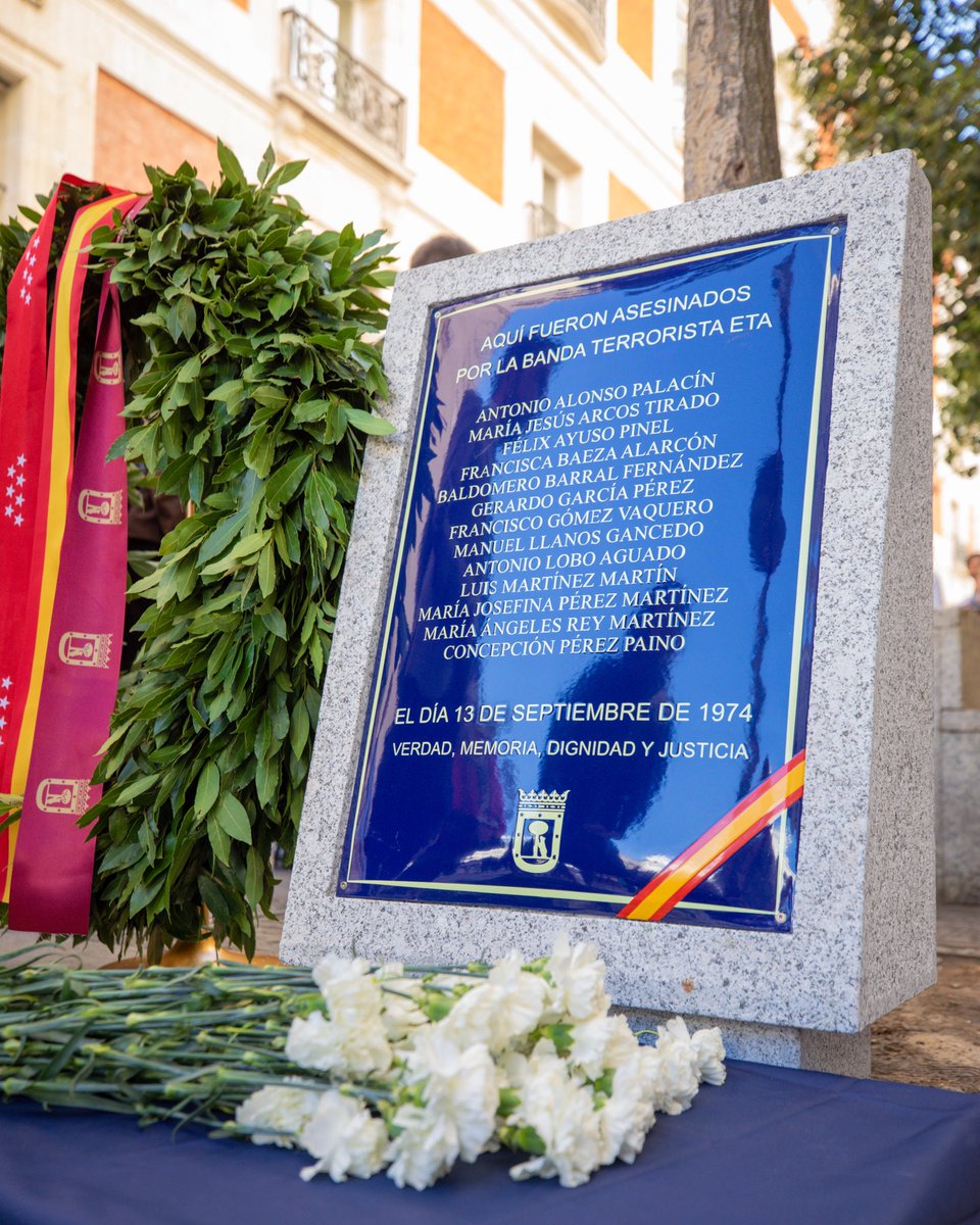 Ortega_Smith's tweet photo. Hoy hemos asistido al descubrimiento del monolito en memoria de las 13 personas asesinadas por la banda criminal de extrema izquierda ETA en la cafetería Rolando, en la calle del Correo, y al homenaje a los guardias civiles Antonio Molina y Juan Aguilar, cuya valentía impidió que llegaran a Madrid 130 kilos de explosivos destinados a nuevos atentados.

Dos héroes que salvaron tantas vidas poniendo en riesgo las suyas. Una entrega y un sacrificio que España debe recordar siempre.

Verdad, Memoria, Dignidad y Justicia.