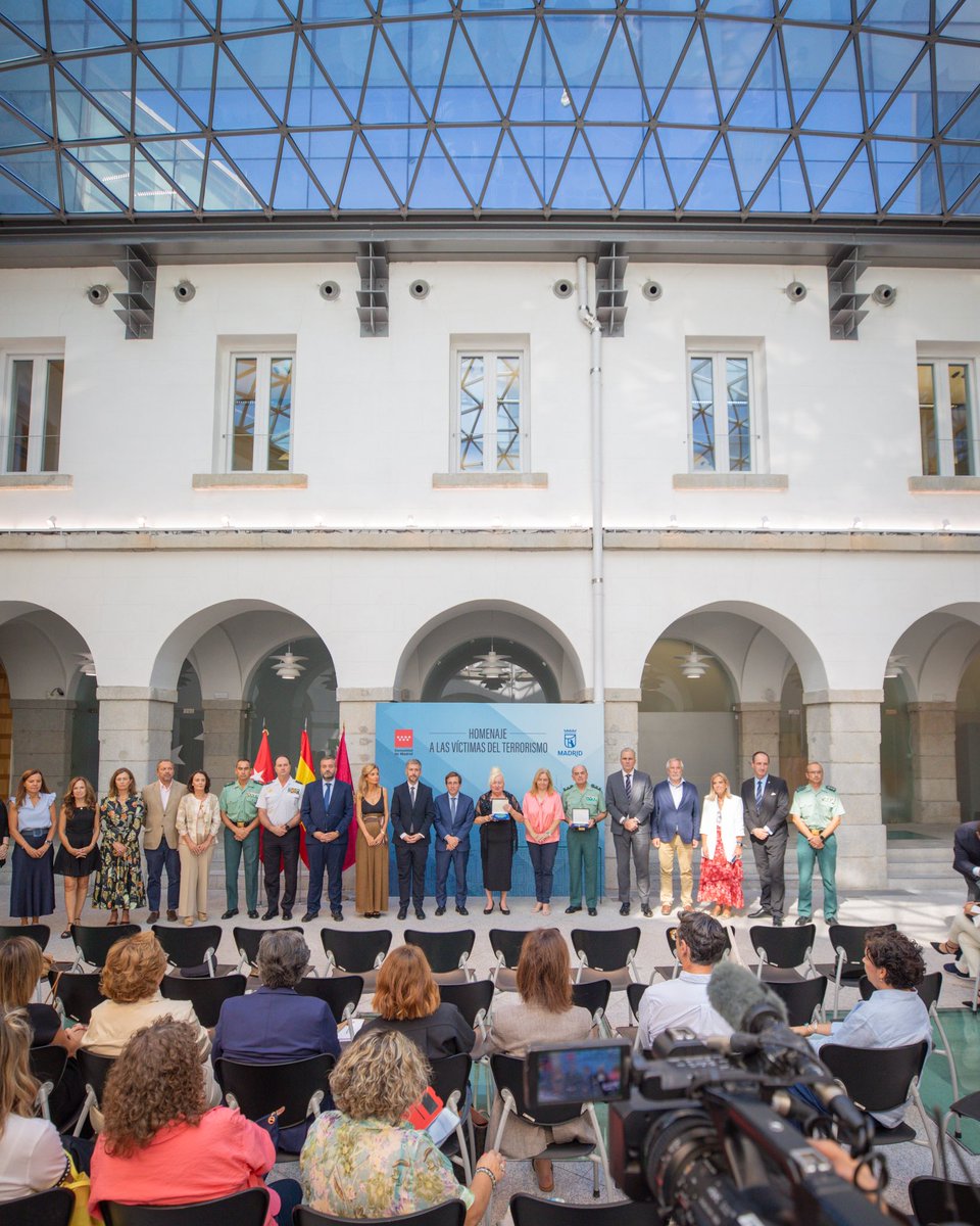 Ortega_Smith's tweet photo. Hoy hemos asistido al descubrimiento del monolito en memoria de las 13 personas asesinadas por la banda criminal de extrema izquierda ETA en la cafetería Rolando, en la calle del Correo, y al homenaje a los guardias civiles Antonio Molina y Juan Aguilar, cuya valentía impidió que llegaran a Madrid 130 kilos de explosivos destinados a nuevos atentados.

Dos héroes que salvaron tantas vidas poniendo en riesgo las suyas. Una entrega y un sacrificio que España debe recordar siempre.

Verdad, Memoria, Dignidad y Justicia.