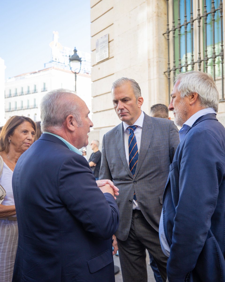 Ortega_Smith's tweet photo. Hoy hemos asistido al descubrimiento del monolito en memoria de las 13 personas asesinadas por la banda criminal de extrema izquierda ETA en la cafetería Rolando, en la calle del Correo, y al homenaje a los guardias civiles Antonio Molina y Juan Aguilar, cuya valentía impidió que llegaran a Madrid 130 kilos de explosivos destinados a nuevos atentados.

Dos héroes que salvaron tantas vidas poniendo en riesgo las suyas. Una entrega y un sacrificio que España debe recordar siempre.

Verdad, Memoria, Dignidad y Justicia.