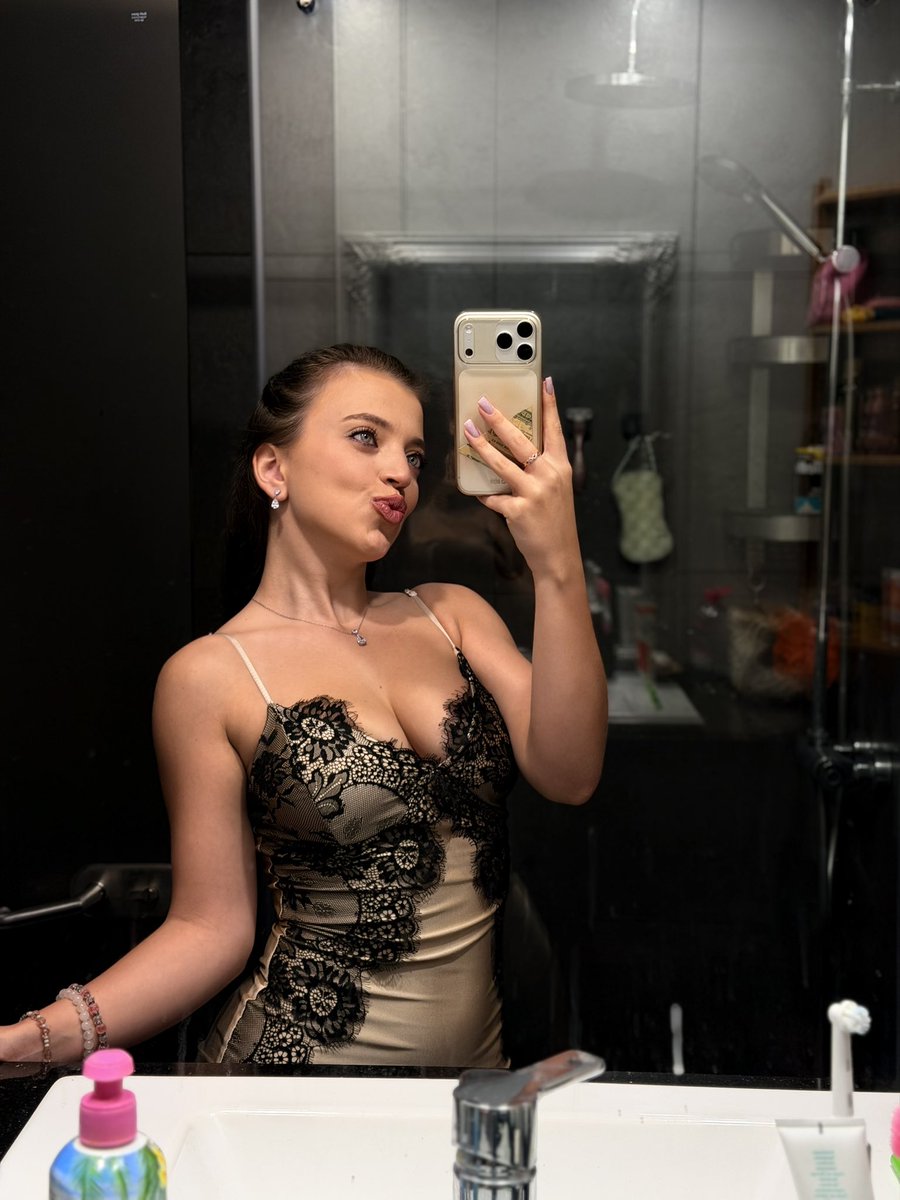 Emmyixt tweet picture