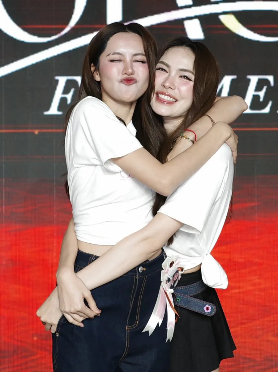 amp_apy26's tweet photo. เพื่อนยากสองคนนี้มานน่ารักกันจริงๆเลย อย่าเลิกสนิทกันนะ ชอบเอนเนอร์จี้เวลาอยู่ด้วยกันมาก อยู่เล่นซนไปด้วยกันอีกนานๆเลยน้า  ยังอยากเห็นทั้งคู่เป็นเพื่อนกันไปแบบนี้อีกนานๆเลย หวังว่��วันข้างหน้าจะยังได้มีโอกาสร่วมงานกันอีกน้าาา รอดูคับ😁 

#NamneungMilinD‌ 
#CharlotteAusitn https://t.co/xix0OLjywI