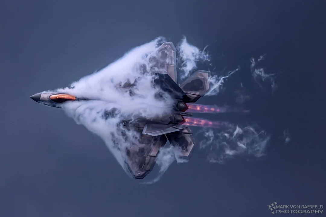 PASU_MATRIX's tweet photo. Raptor in the clouds. https://t.co/uYYD456xOb