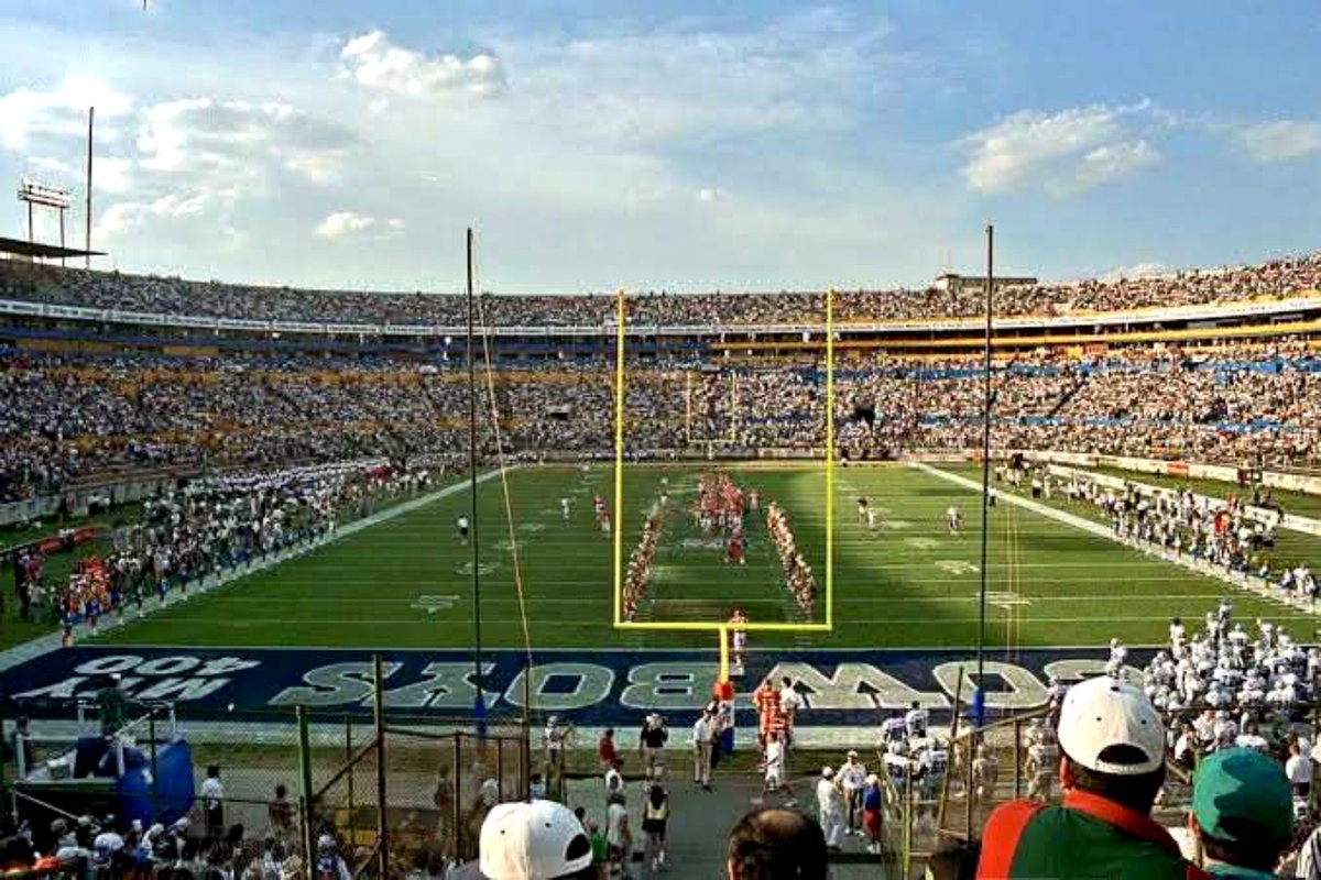 MXESTADIOS's tweet photo. Se acuerdan? 
Cuándo los Dallas Cowboys jugaron en el Estadio Universitario.
Venían de ser Campeones, con Troy Aikman, Emitt Smith y Michael Irving.
Pero Kansas City los venció 32-6.

Juego por los 400 años de fundación de la ciudad de Monterrey. https://t.co/cOvUExtZam
