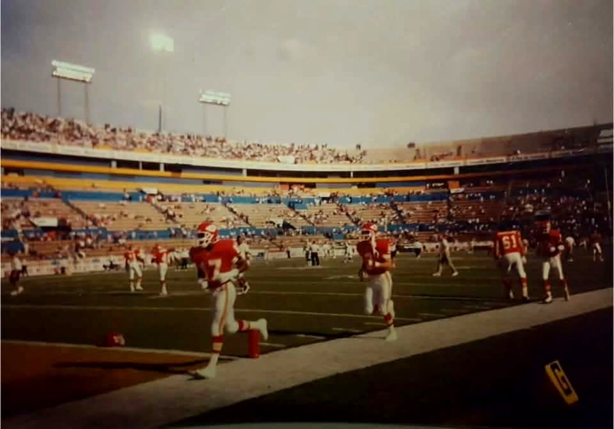MXESTADIOS's tweet photo. Se acuerdan? 
Cuándo los Dallas Cowboys jugaron en el Estadio Universitario.
Venían de ser Campeones, con Troy Aikman, Emitt Smith y Michael Irving.
Pero Kansas City los venció 32-6.

Juego por los 400 años de fundación de la ciudad de Monterrey. https://t.co/cOvUExtZam
