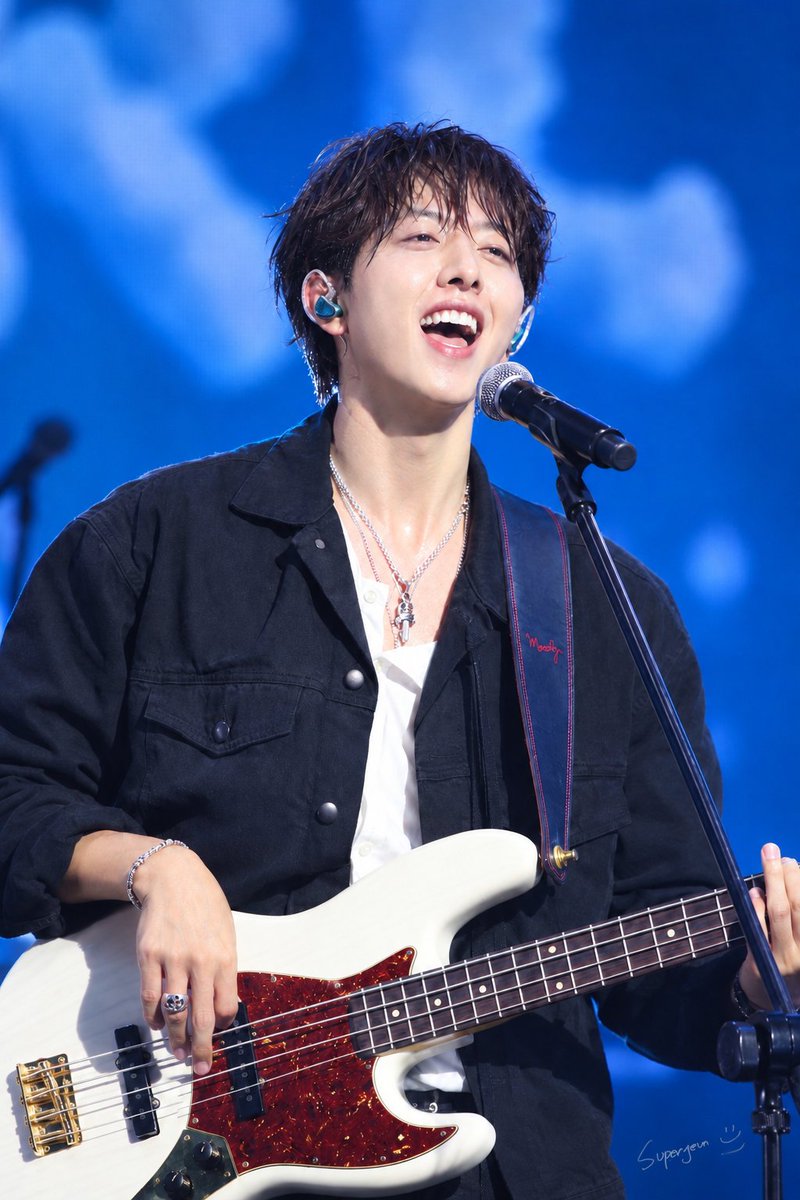 supergeun's tweet photo. 이정신,생일축하해🎂
#CNBLUE #이정신
#2026CNBLUEENCOREBUSAN
#20260912DAY1 https://t.co/DaZyRdkpDD