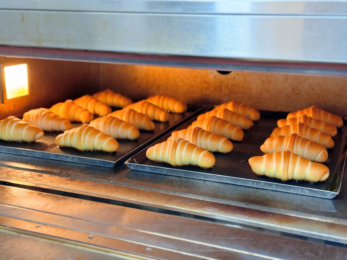 RajendrenD's tweet photo. Just pulled these warm, buttery croissants fresh from the oven—flaky layers + a hint of sea salt = the perfect lazy Saturday morning pick-me-up! ， https://t.co/19urK6rvky