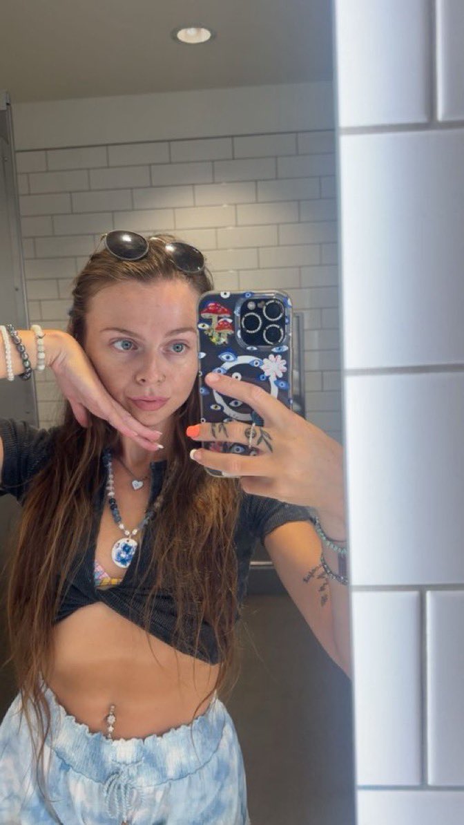 xo_tbb___'s tweet photo. the lighting these mirrors have > https://t.co/U2ynQhtMNC