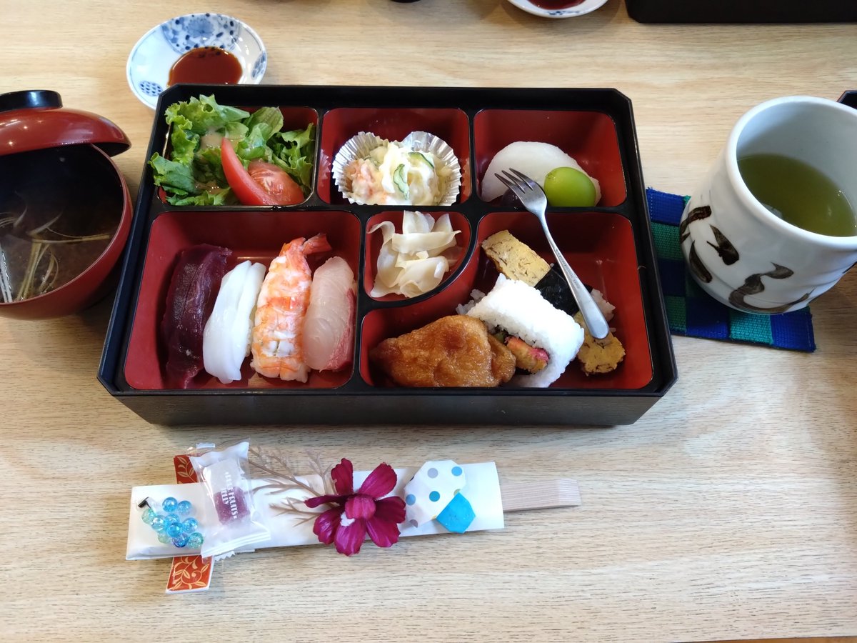 Misty_april10's tweet photo. ランチのにぎりセット1,200円
ネタ厚シャリ旨、ポテサラは玉ねぎとお酢入り？懐かしいお味で大満足！
久し振りに晴れて洗濯して外で干したのに、おいしくお昼を食べてたらまさかの雨で結局コインランドリー行き☂
#にしき寿し #富士市グルメ https://t.co/ddFAeYWLBM