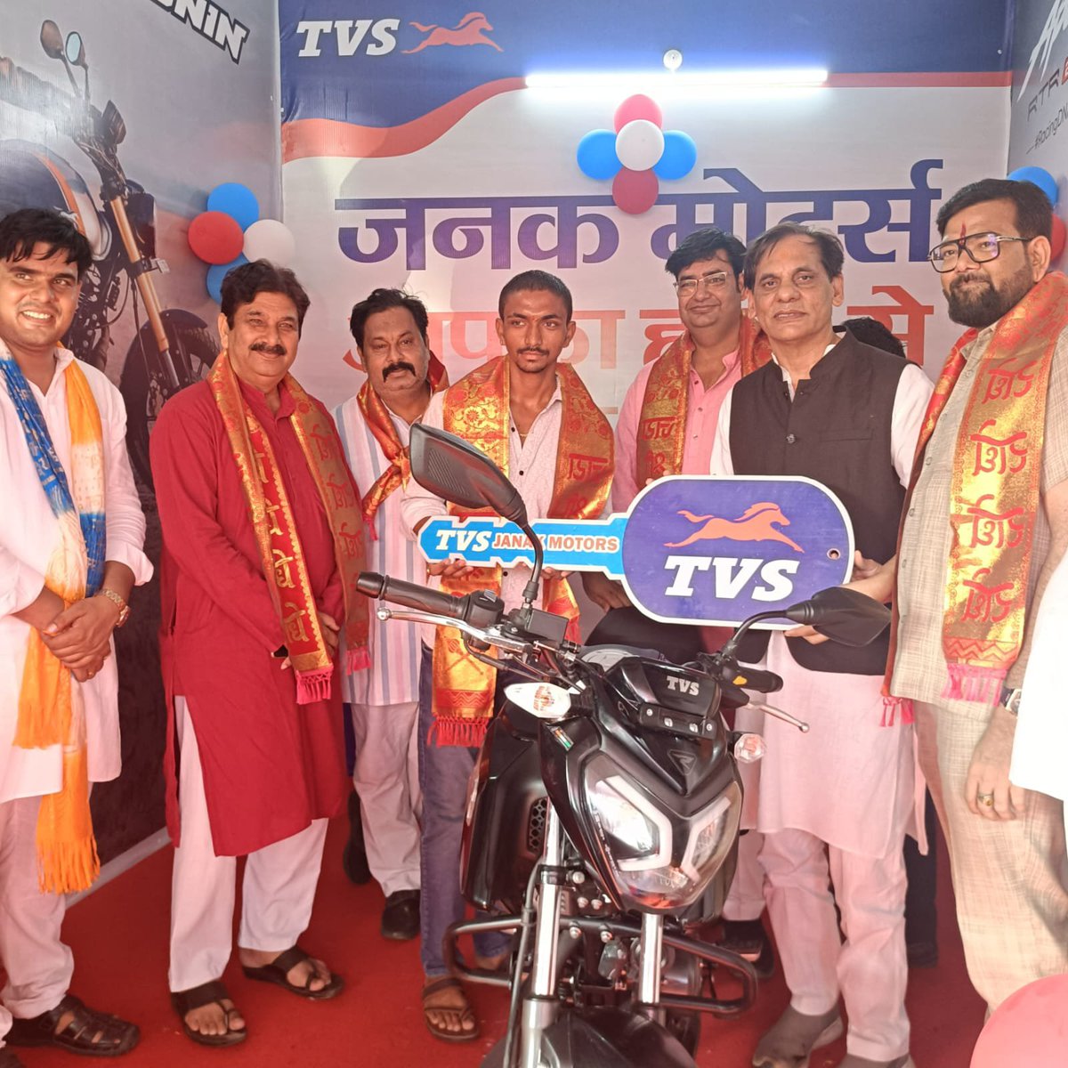 Mukund_0221's tweet photo. #मैथा_कानपुर_देहात में उत्तर प्रदेश युवा उद्योग व्यापार मंडल के प्रदेश मंत्री श्री आशुतोष द्विवेदी जी के नवीन प्रतिष्ठान #जनक_मोटर्स के उद्घाटन समारोह में सम्मिलित होकर उन्हें हार्दिक शुभकामनाएं एवं बधाई प्रेषित की। https://t.co/z3Oijmy4Mr